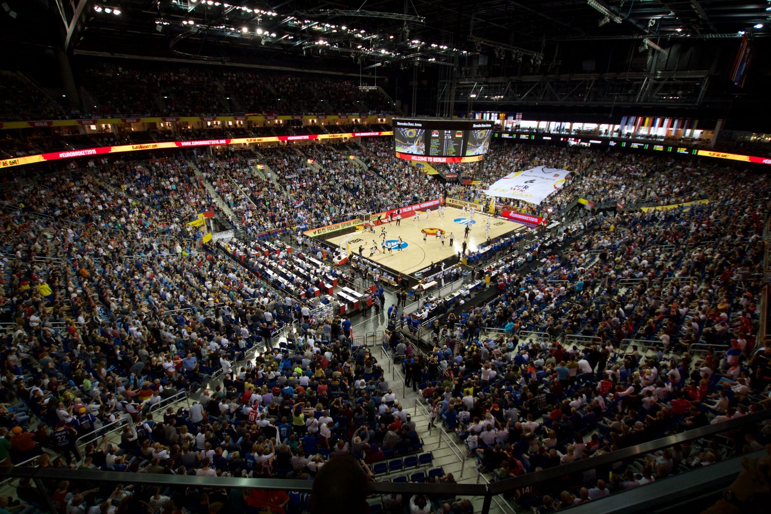 Totale aus dem Inneren der Mercedes Benz Arena in Berlin beim Länderspiel der FIBA EuroBasket 2015 zwischen Deutschland und Frankreich am 10. September 2015.