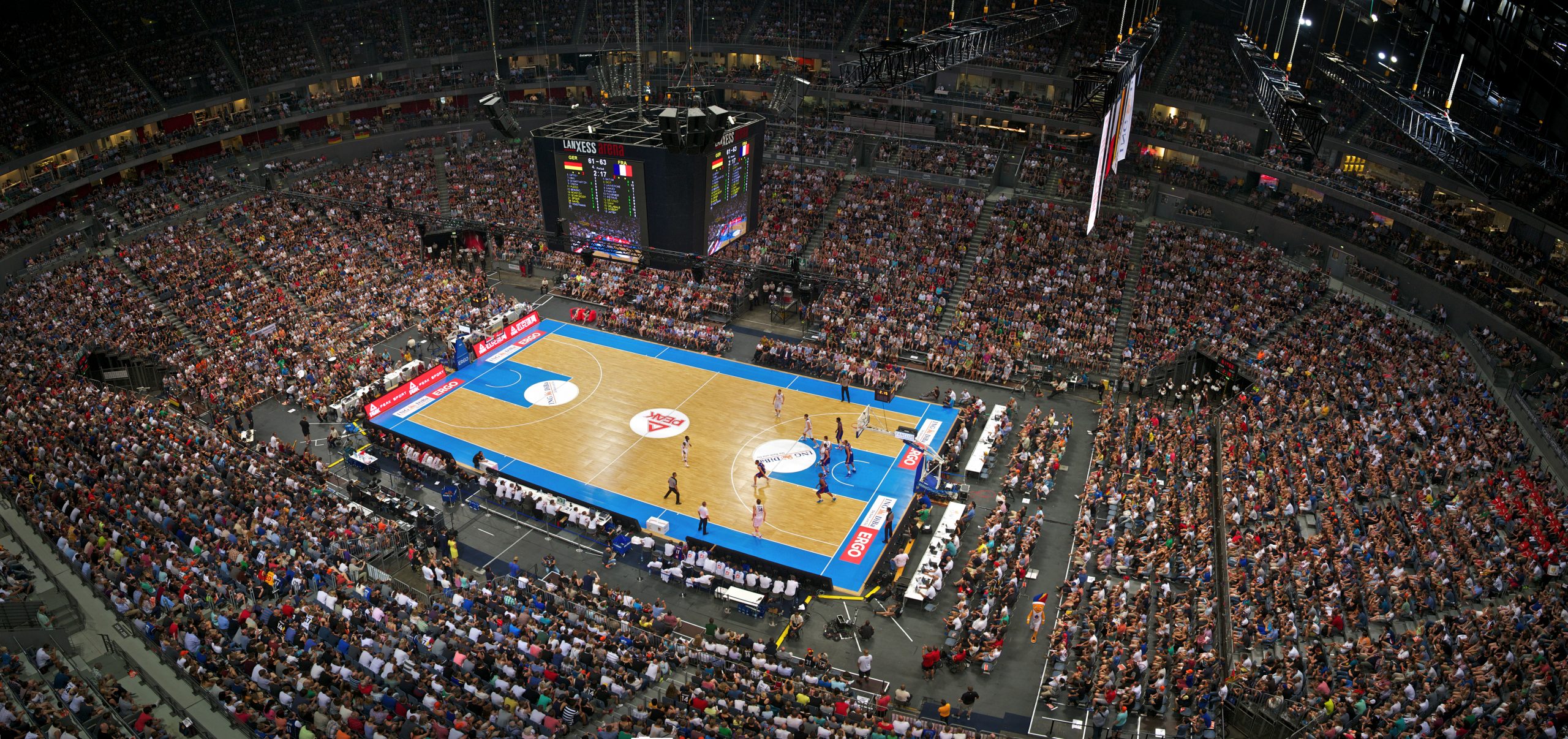 Totale der Lanxess Arena in Köln beim Länderspiel zur Vorbereitung auf die FIBA EuroBasket 2015 Deutschland gegen Frankreich am 30. August 2015.