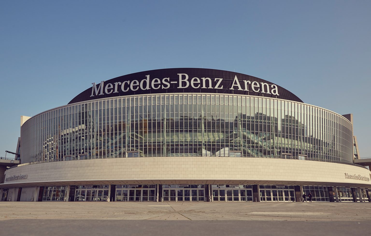 Außenaufnahme der Mercedes Benz Arena in Berlin.