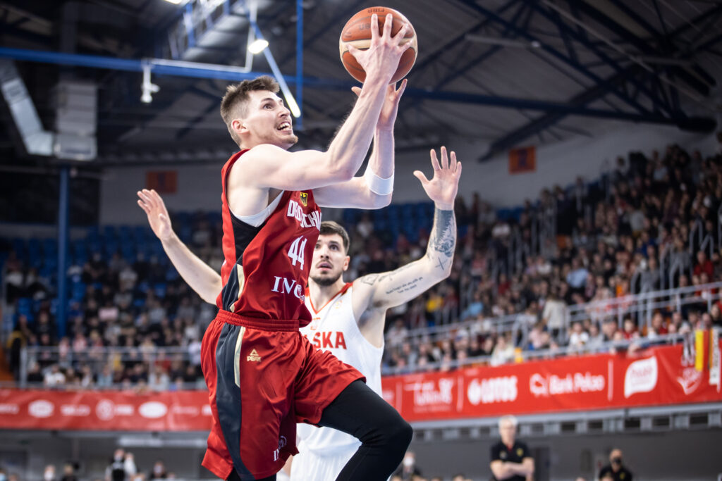 David Krämer auf dem Weg zum Korb beim Länderspiel der FIBA World Cup 2023 Qualifiers in Polen im November 2021-.