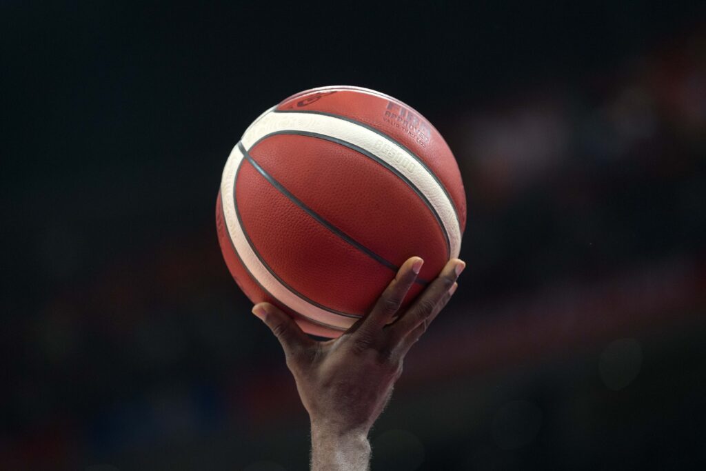 Ein Schiedsrichter hält den Ball in die Luft kurz vor dem Sprungball beim Spiel des FIBA World Cup 2019 zwischen Deutschland und Jordanien.