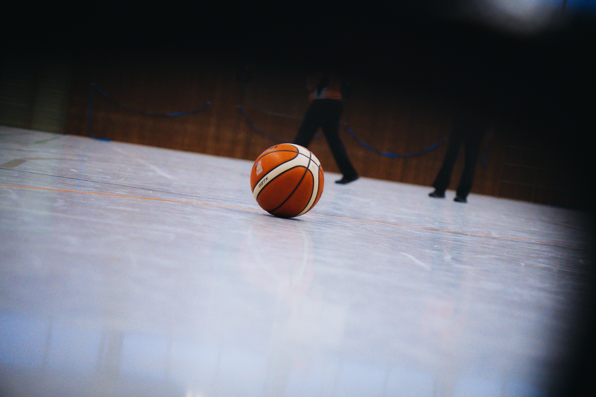 Das Bild zeigt einen Basketball auf dem Hallenboden während einer Auszeit.