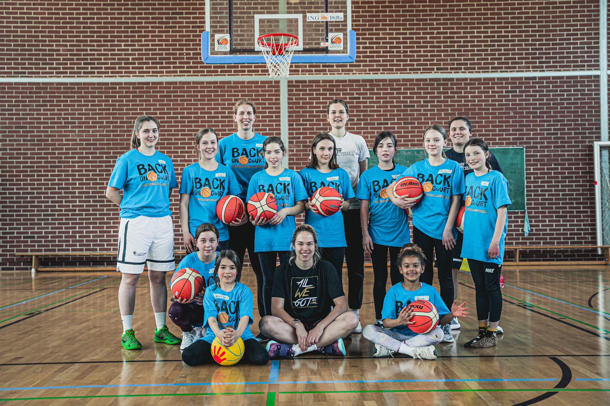 Gruppenbild Mädchen und Trainerinnen mit Basketbällen