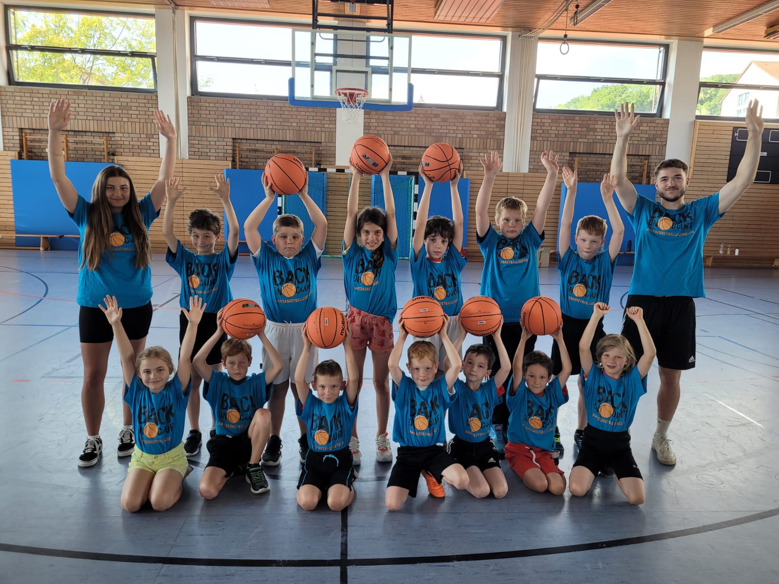 Gruppenbild Teilnehmende und Trainerinnen mit Basketbällen