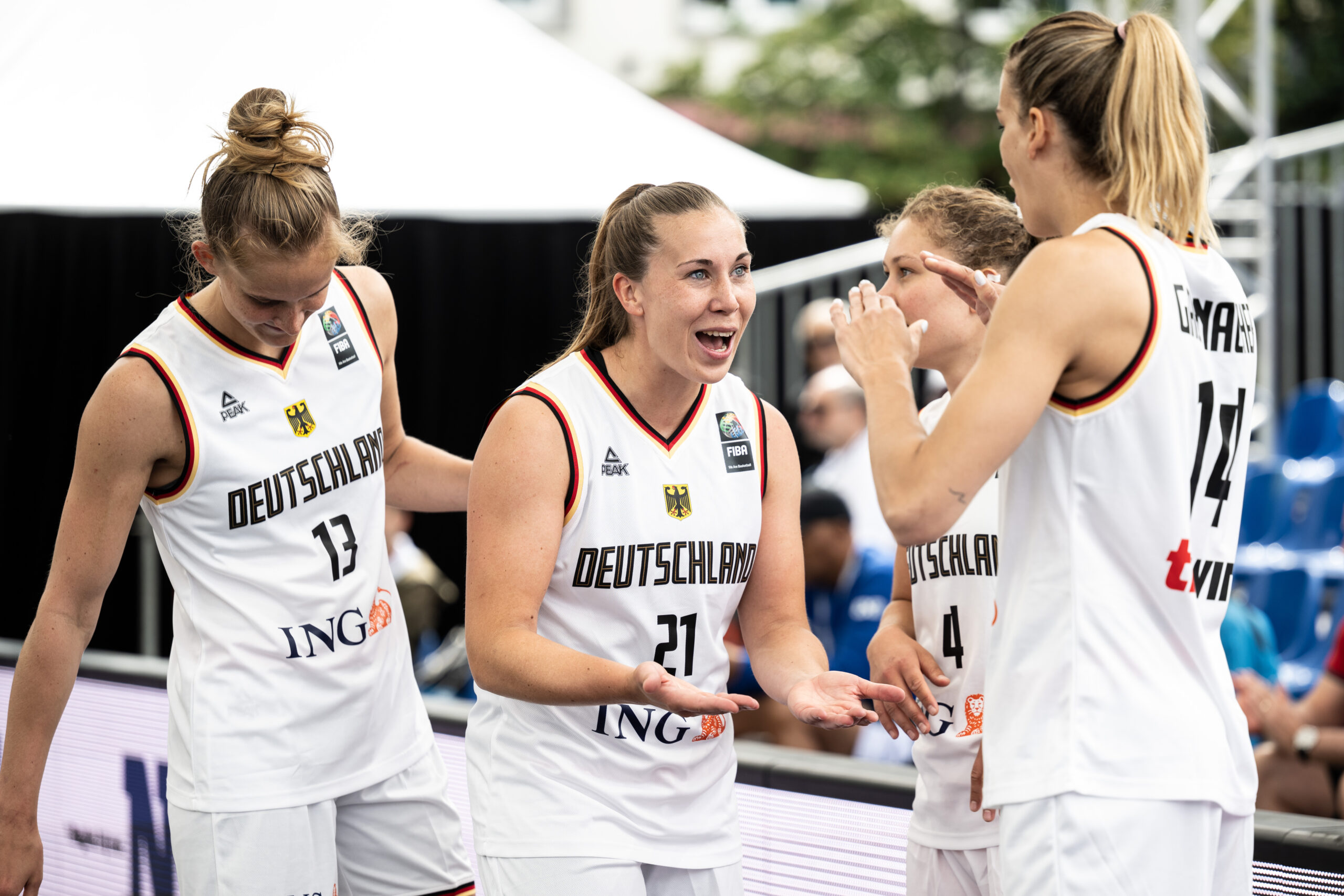 Die 3x3-Damen bejubeln den Auftaktsieg beim FIBA 3x3 World Cup 2022 in Antwerpen.