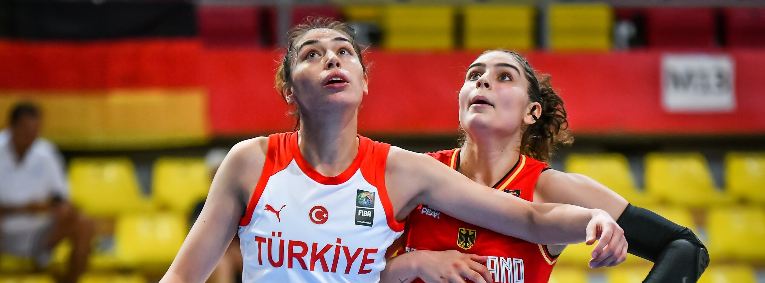 Maria Konstantinidou beim Rebound im Spiel gegen die Türkei 2022
