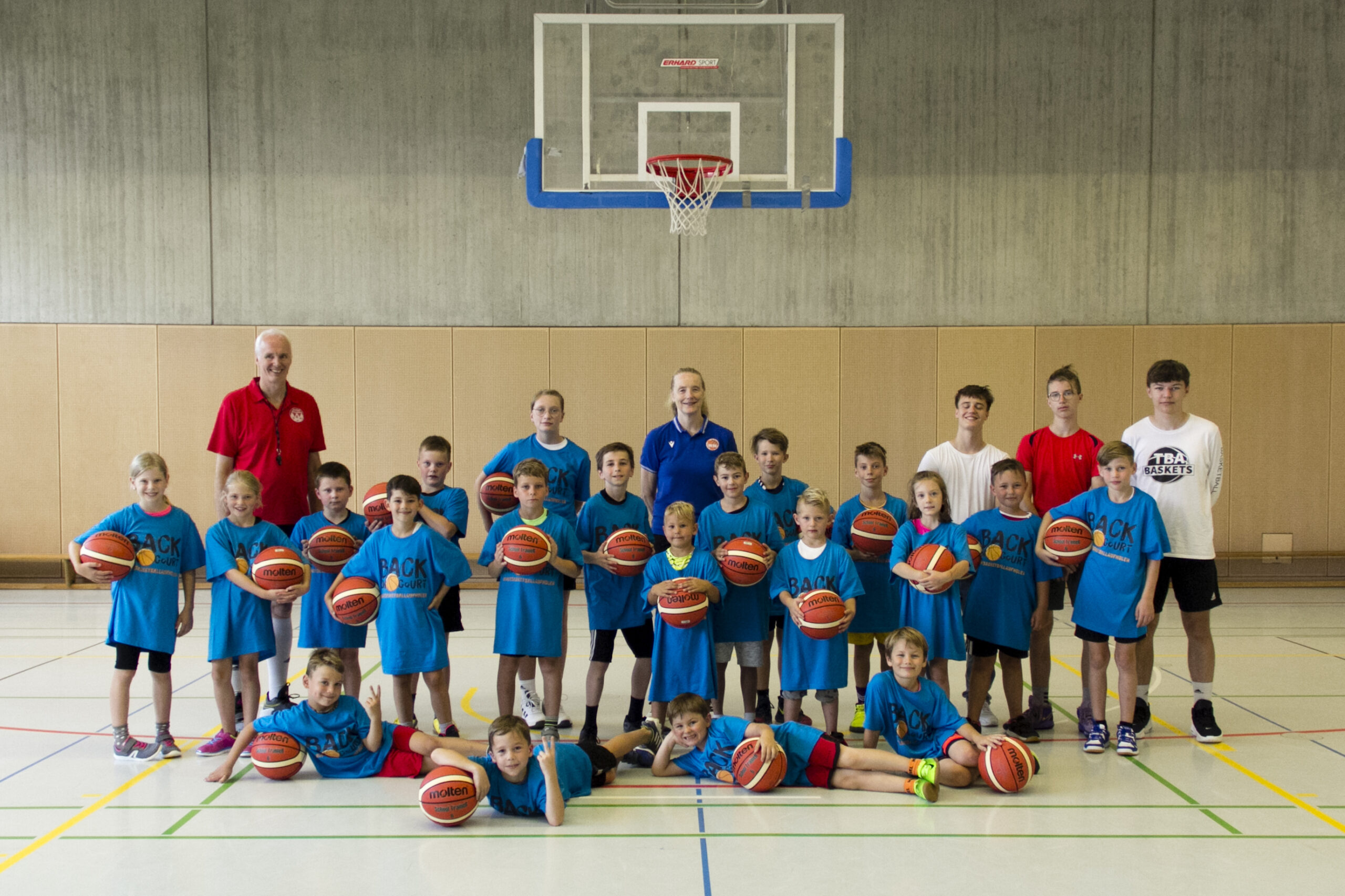 Gruppenbild Kinder und Trainer*innen mit Basketbällen