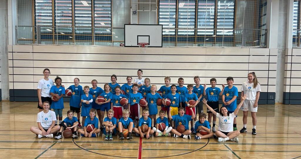 Gruppenbild Kinder und Trainerinnen mit Basketbällen