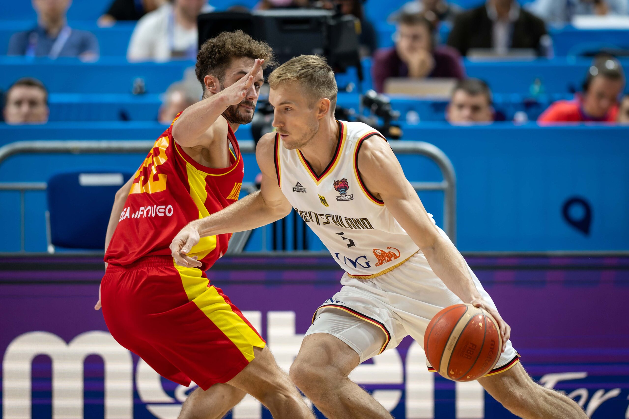 Basketball Berlin 10.09.2022
Eurobasket 2022
Achtelfinale
Deutschland (GER) - Montenegro (MNE)
Nils Giffey (Deutschland, No.05)
Igor Drobnjak (Montenegro, No.22)
Foto: camera4