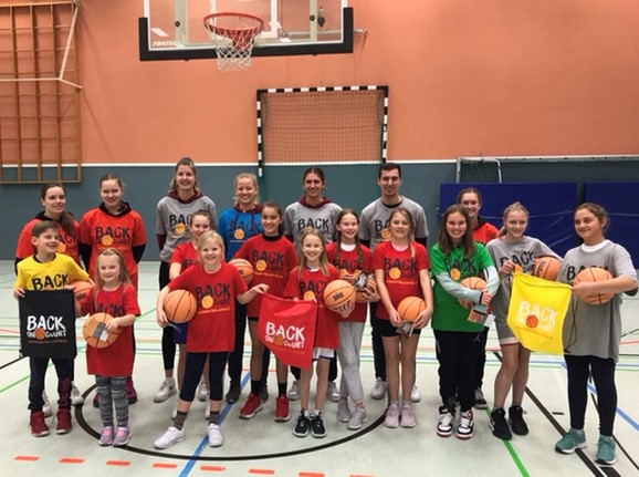 Gruppenbild Kinder und Trainer*innen mit Basketbällen und Gymbags