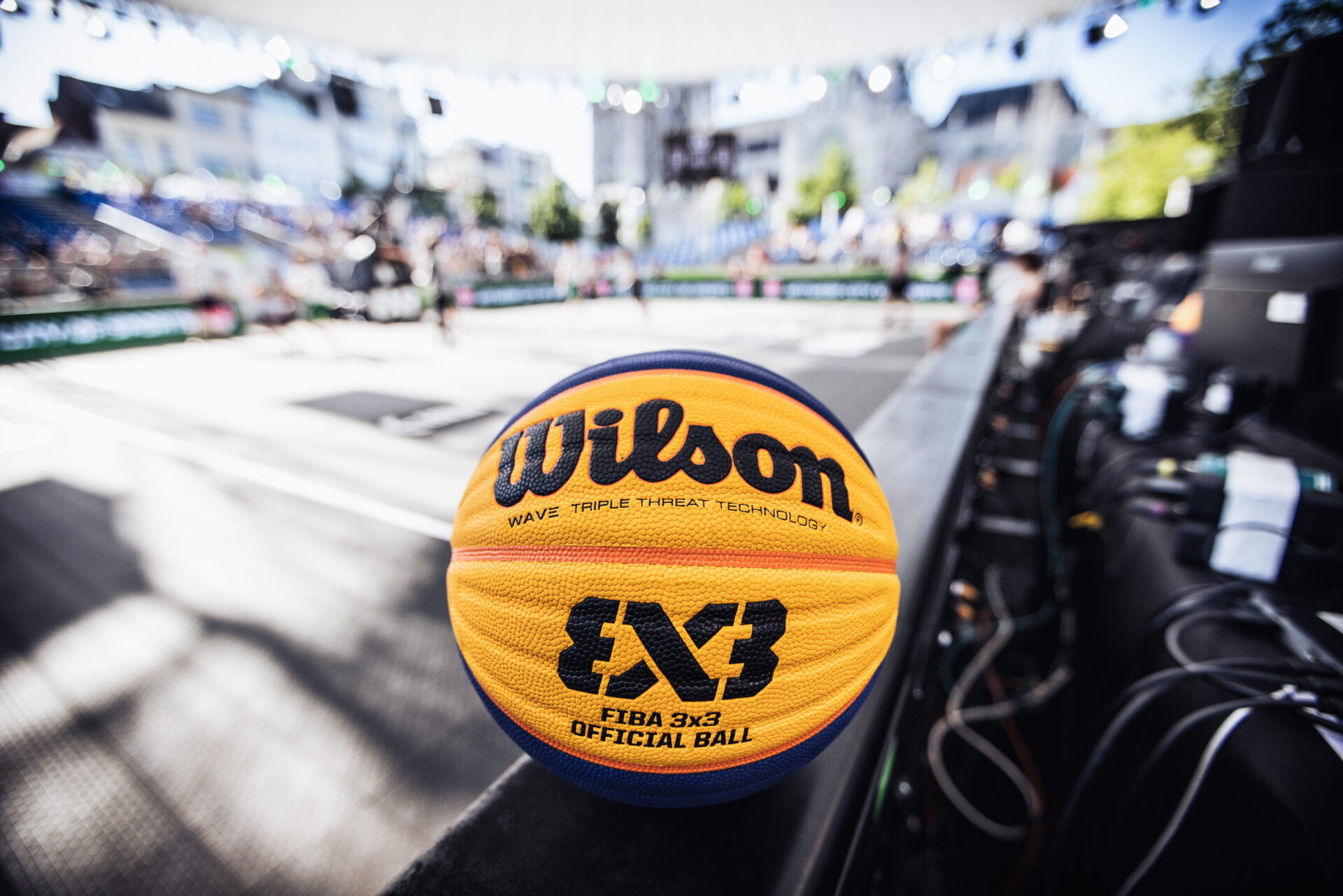 Offizieller FIBA 3x3 Spielball liegt auf dem Court während des FIBA 3x3 World Cup 2022 in Antwerpen.