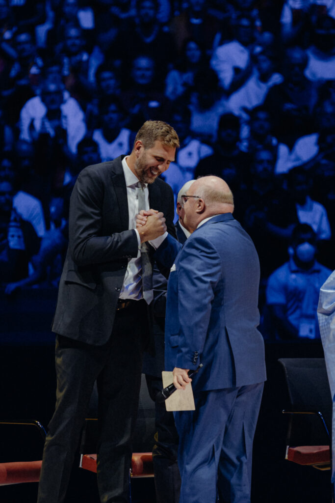DBB-Präsident Ingo Weiss gratuliert Dirk Nowitzki im Rahmen von Nowitzkis Trikotzeremonie bei der EuroBasket 2022 in Köln.