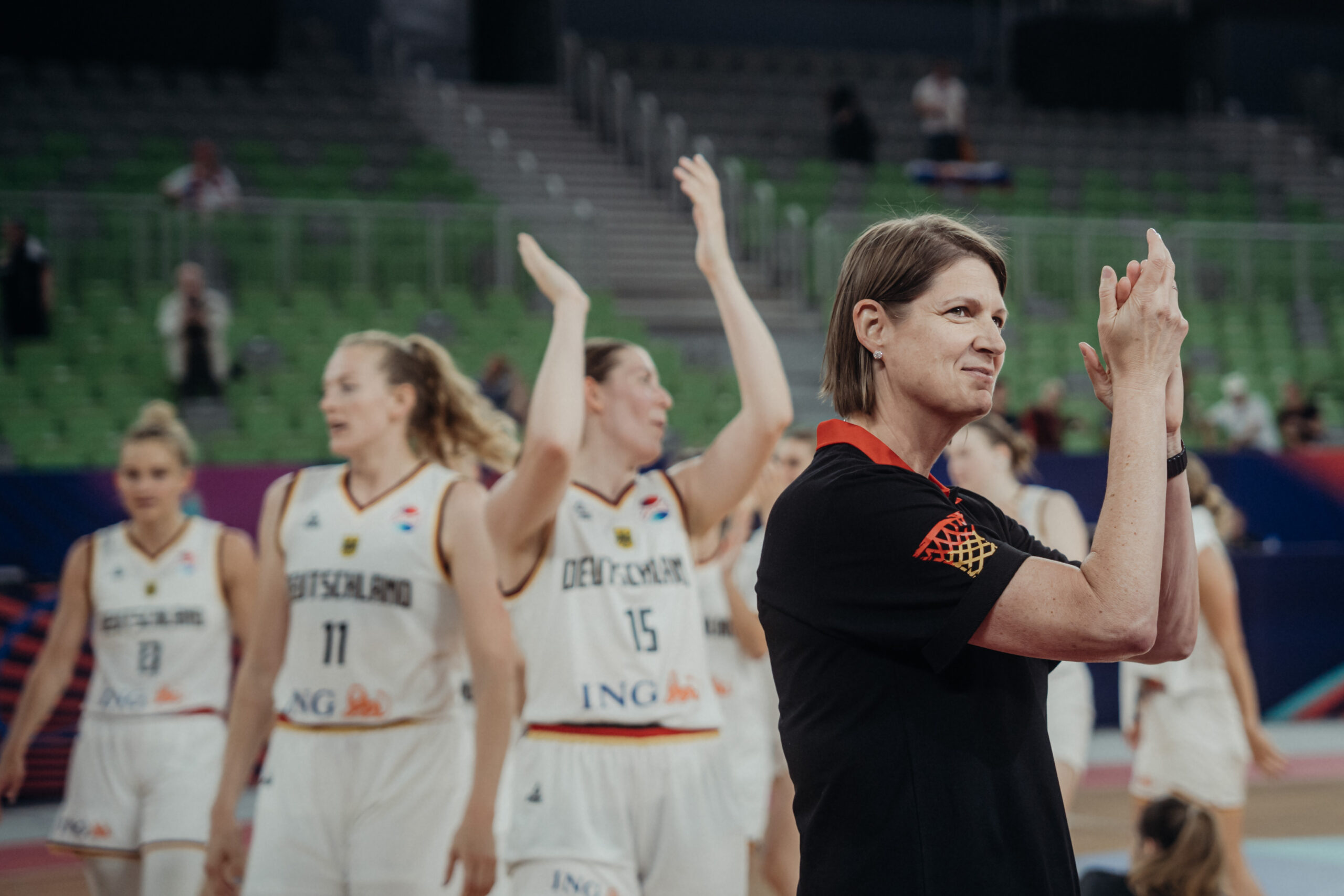 Bundestrainerin Lisa Thomaidis applaudiert ihrem Team bei der Damen-EM.