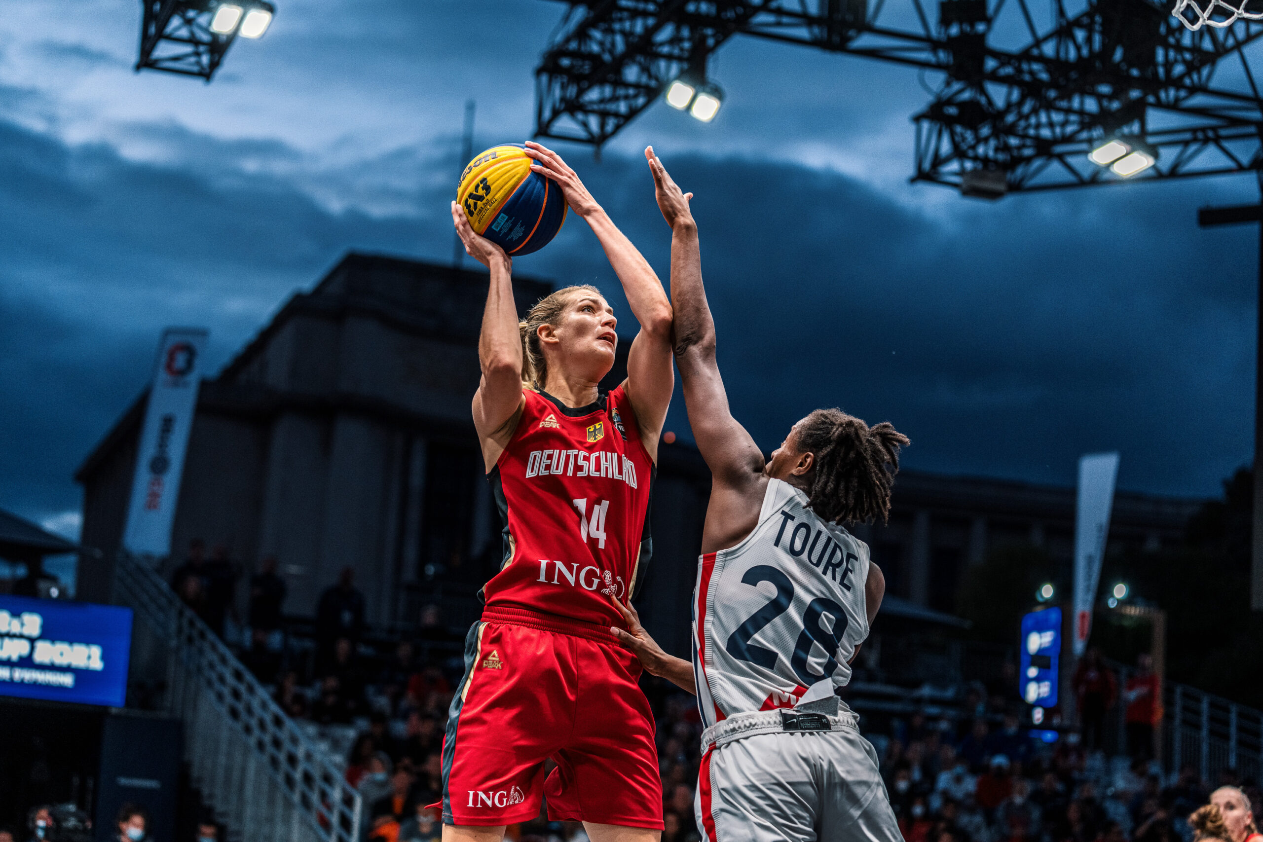 3x3-Nationalspielerin Sonja Greinacher beim FIBA 3x3 Europe Cup 2021 in Paris. während der Partie gegen die Gastgeberinnen aus Frankreich.