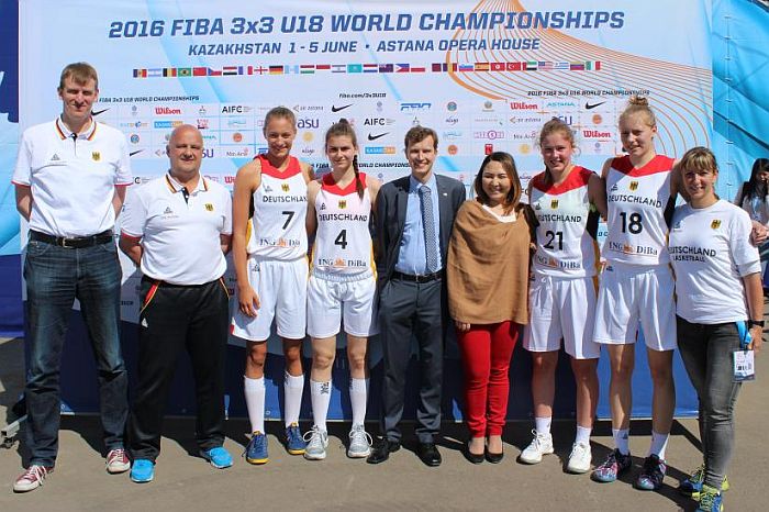 3x3Maedchen2016mitKonsul-700