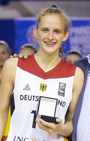 FiebichLeonie2016All-Star-300