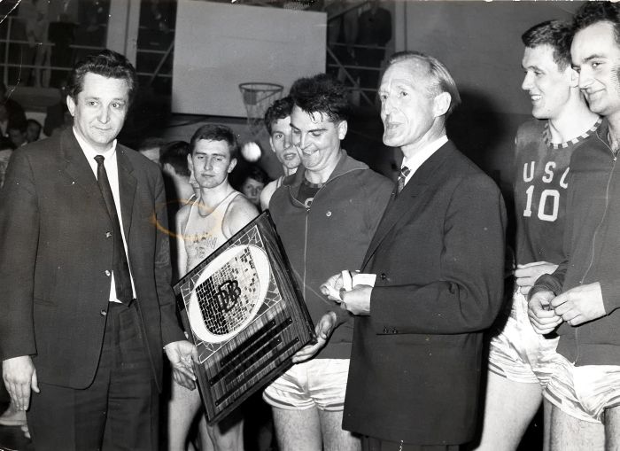 Anton Kartak (links), Oskar Roth (USC Heidelberg - Mitte), Gerhard Nacke-Erich (DBB-Präsident - rechts), Klaus Weinand (USC Heidelberg - Nr. 10), Nationalspieler, Funktionäre
