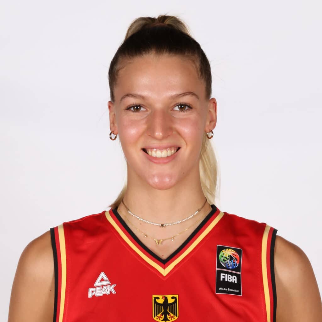 Kleine-Beek_Meret-3x3