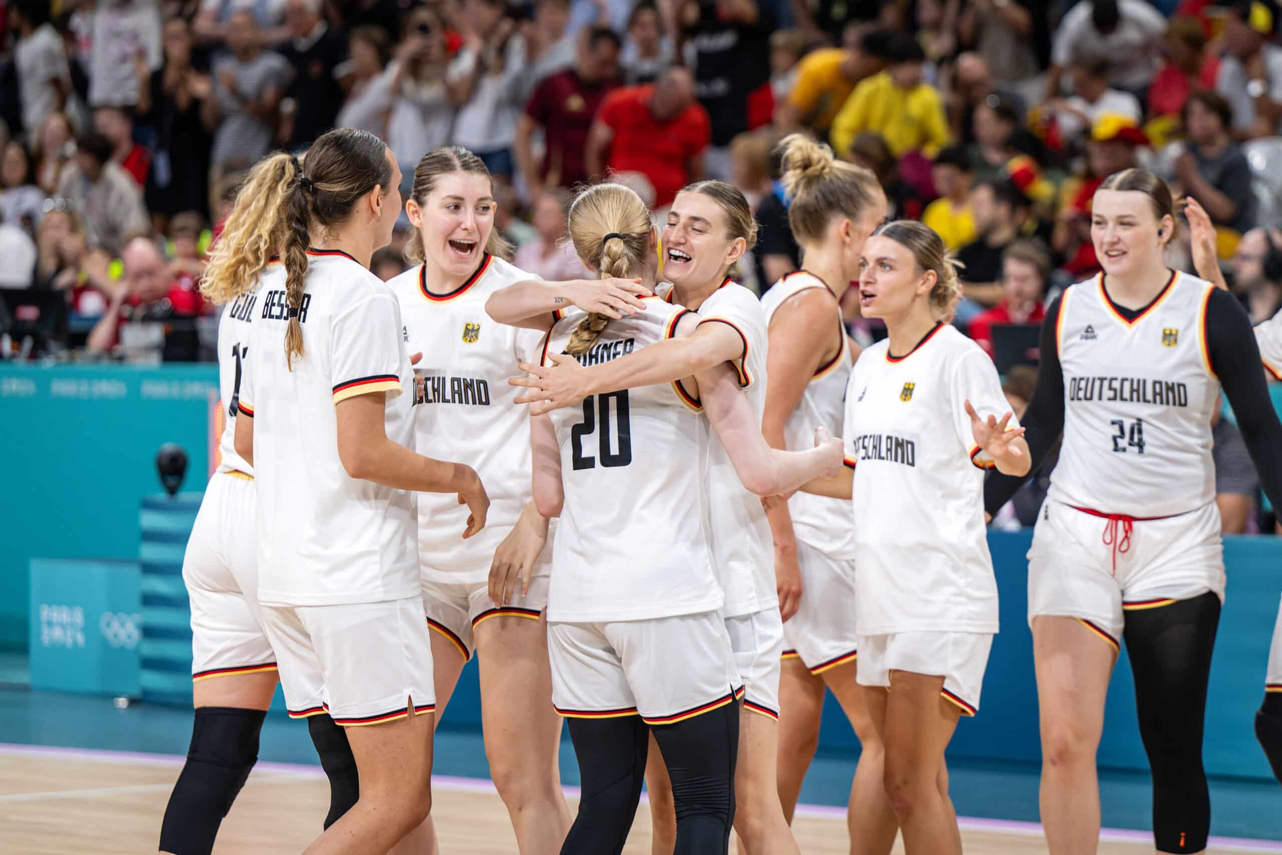 Olympische Spiele Paris 2024
Basketball Lille 29.07.2024
Vorrunde Frauen Damen
Deutschland (GER) - Belgien (BEL)
Deutschland gewinnt
Jubel
Emily Bessoir (Deutschland, No.22)
Frida Bühner (Deutschland, No.20)
Alina Hartmann (Deutschland, No.16)
Alexandra Wilke (Deutschland, No.03)
Foto: Tilo Wiedensohler/camera4