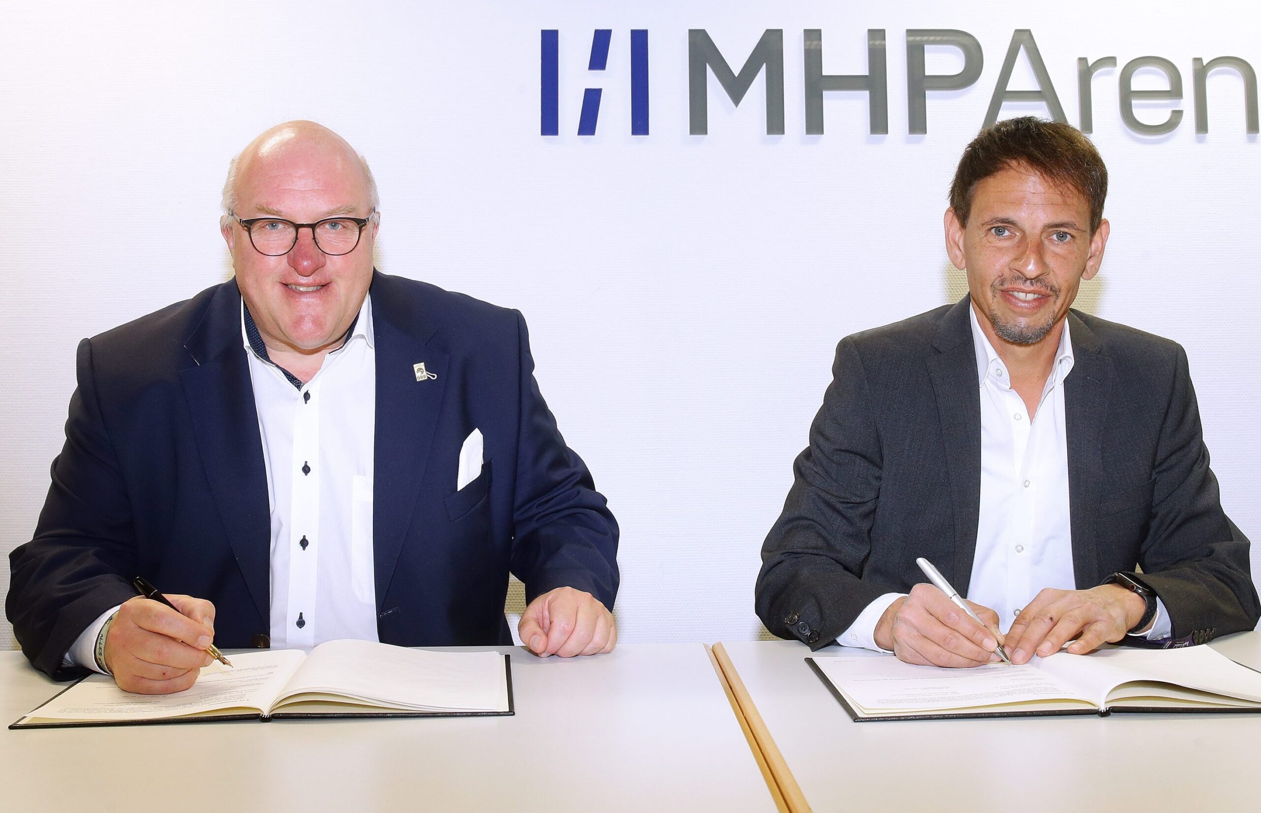 BAU //  Ludwigsburg ,  Basketball easycredit BBL  Bundesliga .    MHP Riesen Ludwigsburg vs. Alba Berlin ,  Unterreichnung Grundlagenvertrag , von links: Ingo Weiss ( BBL Präsident ) / Alexander Reil