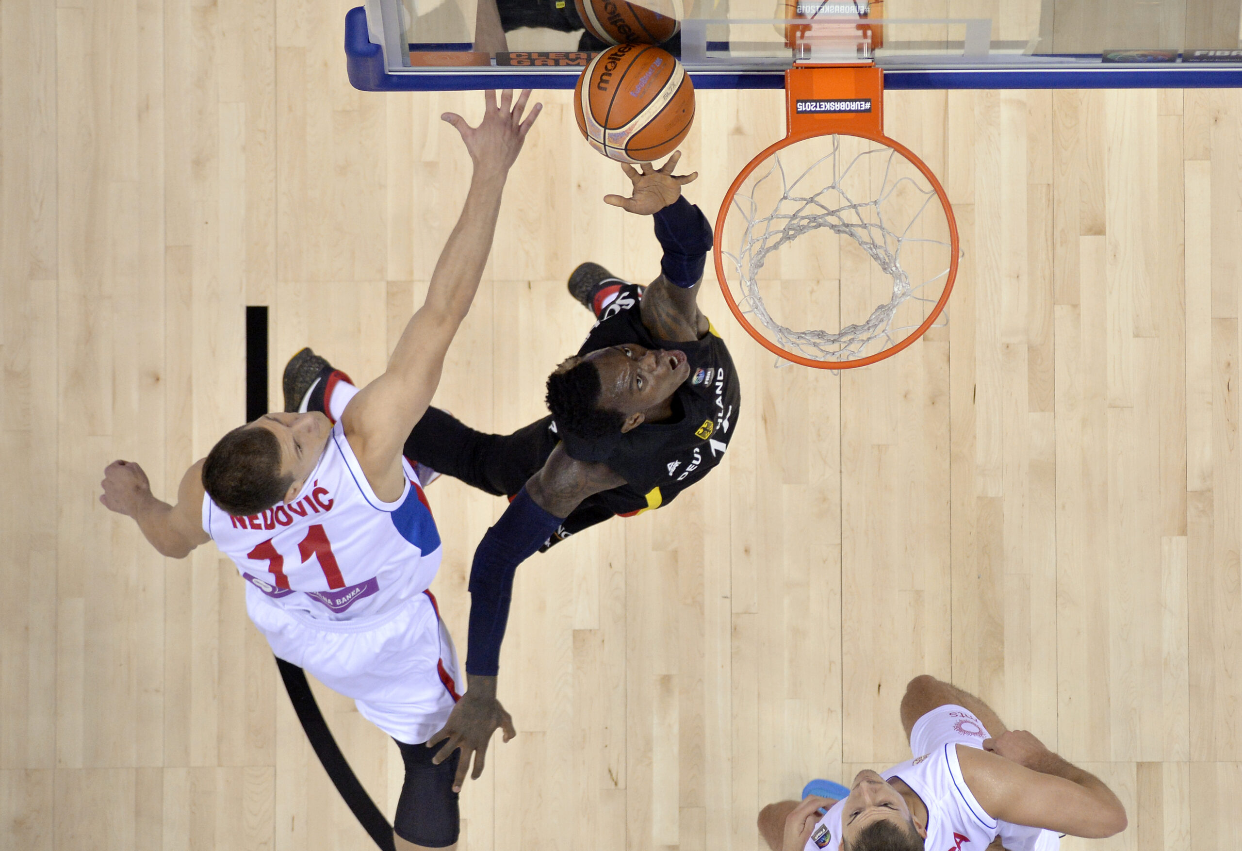 Basketball Berlin 06.09.2015
Eurobasket 2015
Europameisterschaft der Herren
Serbien (SRB) - Deutschland (GER)
Dennis Schröder / Schroeder (Deutschland, No.17)
NEDOVIC Nemanja (Serbien, No.11)
Foto: Camera4

Jede Nutzung des Fotos ist honorarpflichtig gemaess derzeit gueltiger MFM Liste zzgl. Mehrwertsteuer. Urhebervermerk wird nach Paragraph 13 UrhG ausdruecklich verlangt. Belegexemplar erforderlich! Bei Verwendung des Fotos ausserhalb journalistischer Zwecke bitte Ruecksprache mit dem Fotografen halten. - Each usage of the photo requires a royalty fee in accordance to MFM. No model release. For any usage other than editorial purposes please contact the author.