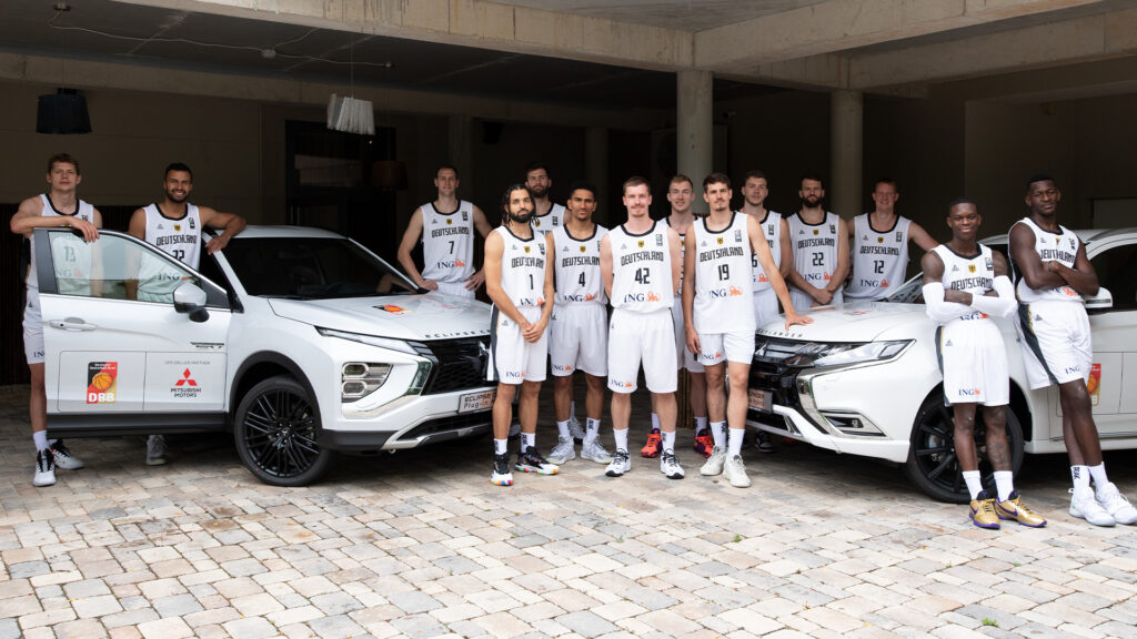 Die DBB-Herren posieren für den offiziellen DBB-Automobilpartner MItsubishi Motors vor zwei Mitsubishi Eclips-Modellen.
