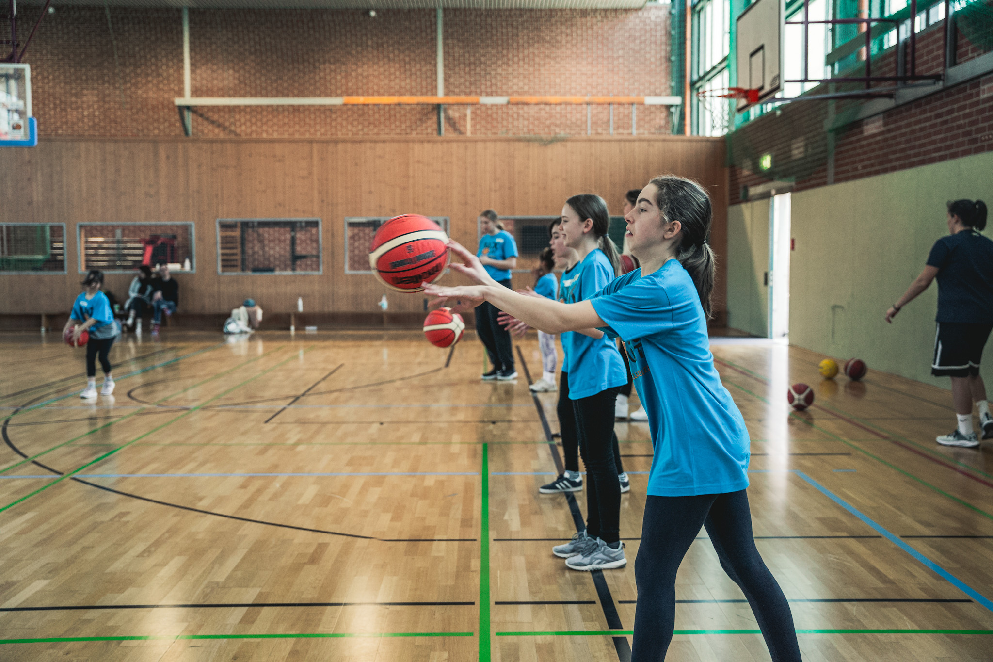 Mädchen spielen Brustpässe