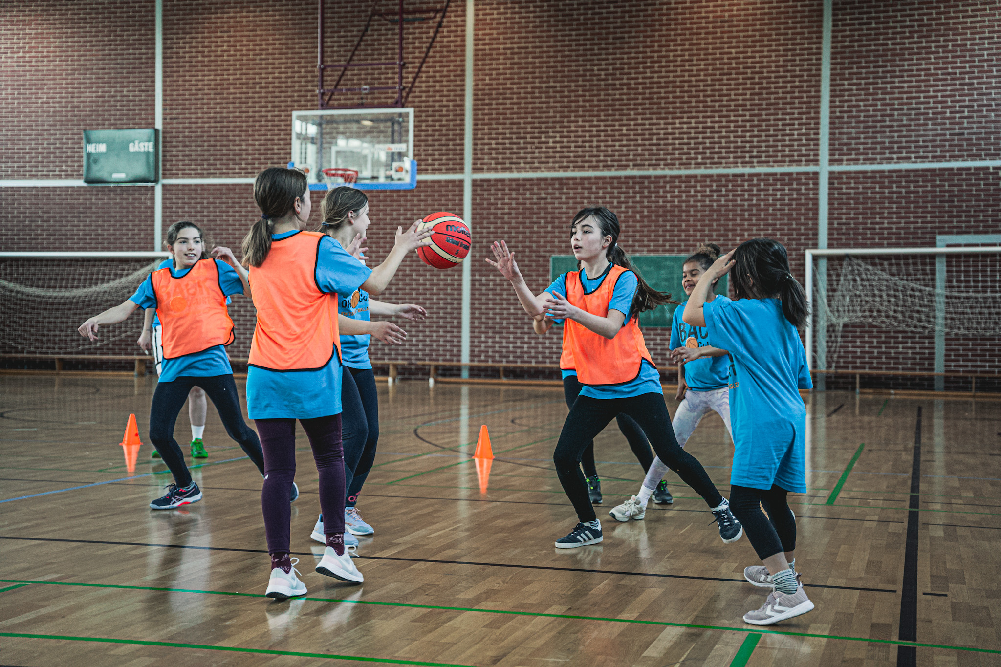 Mädchen spielen Basketball gegeneinander