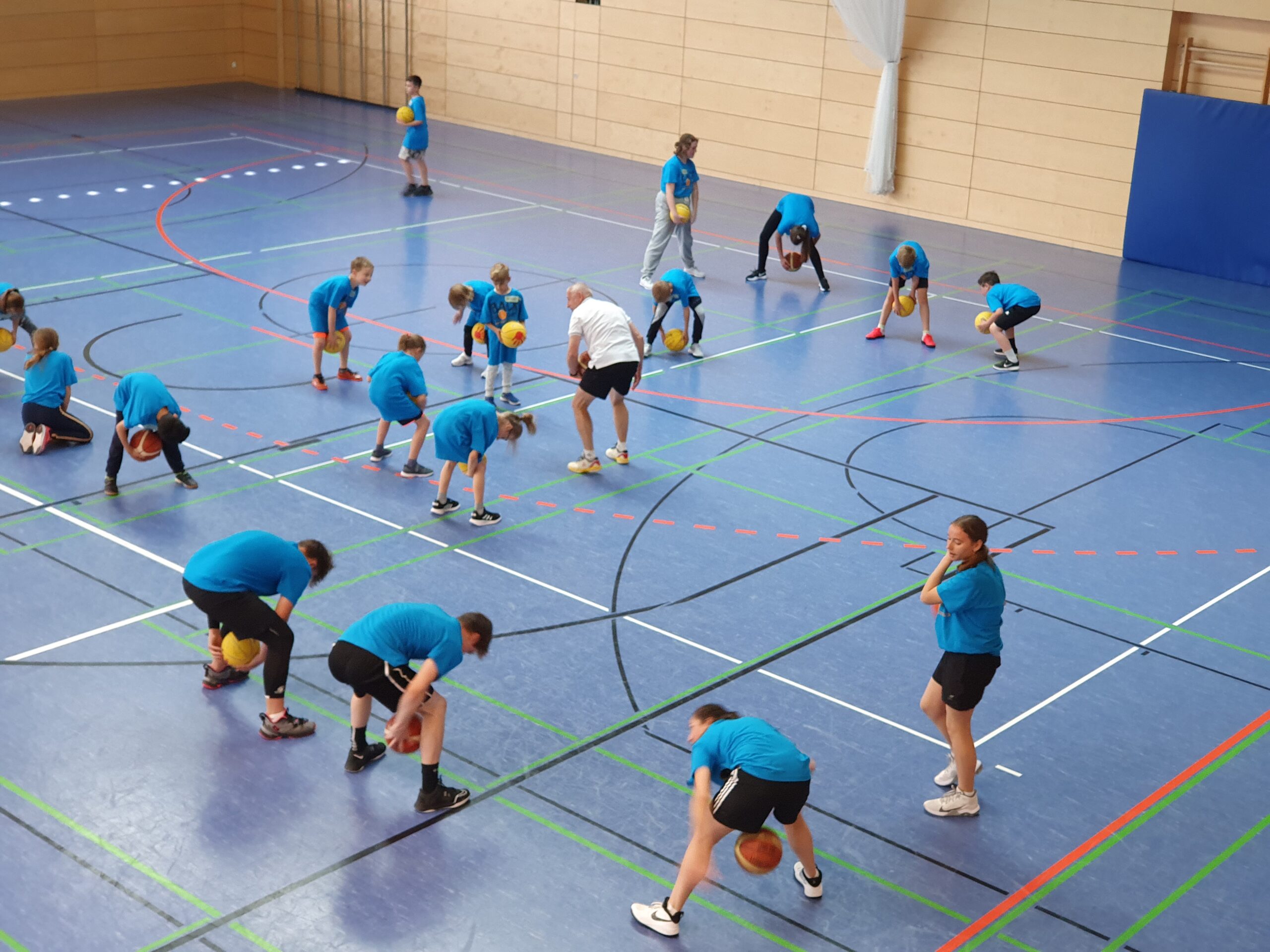 Kinder bei Ballhandling Übungen in der Halle
