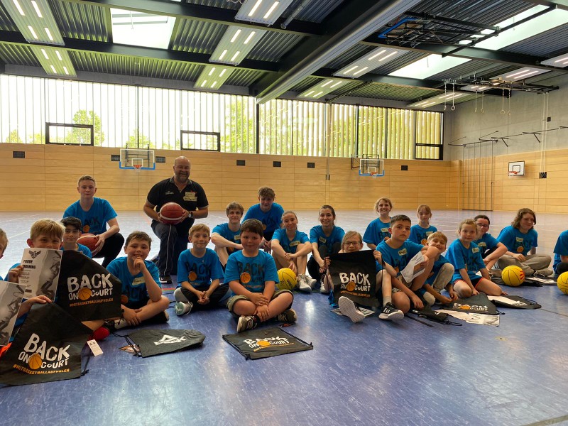Gruppenbild Kinder und Trainer*innen mit Turnbeuteln