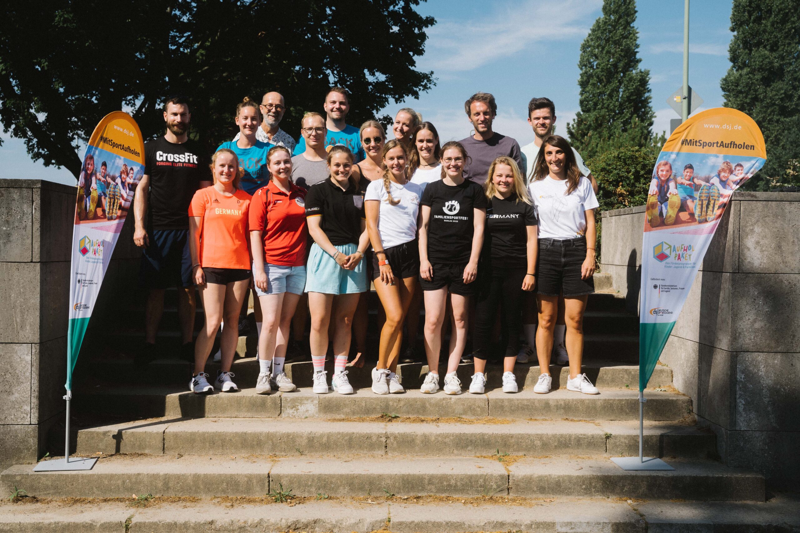 Gruppenbild AUfbaumanager*innen auf einer Treppe