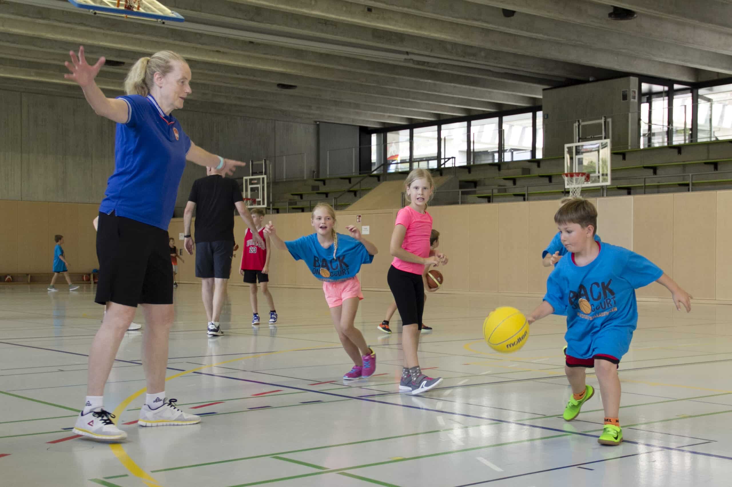 Trainerin verteidigt Kinder bei Spiel