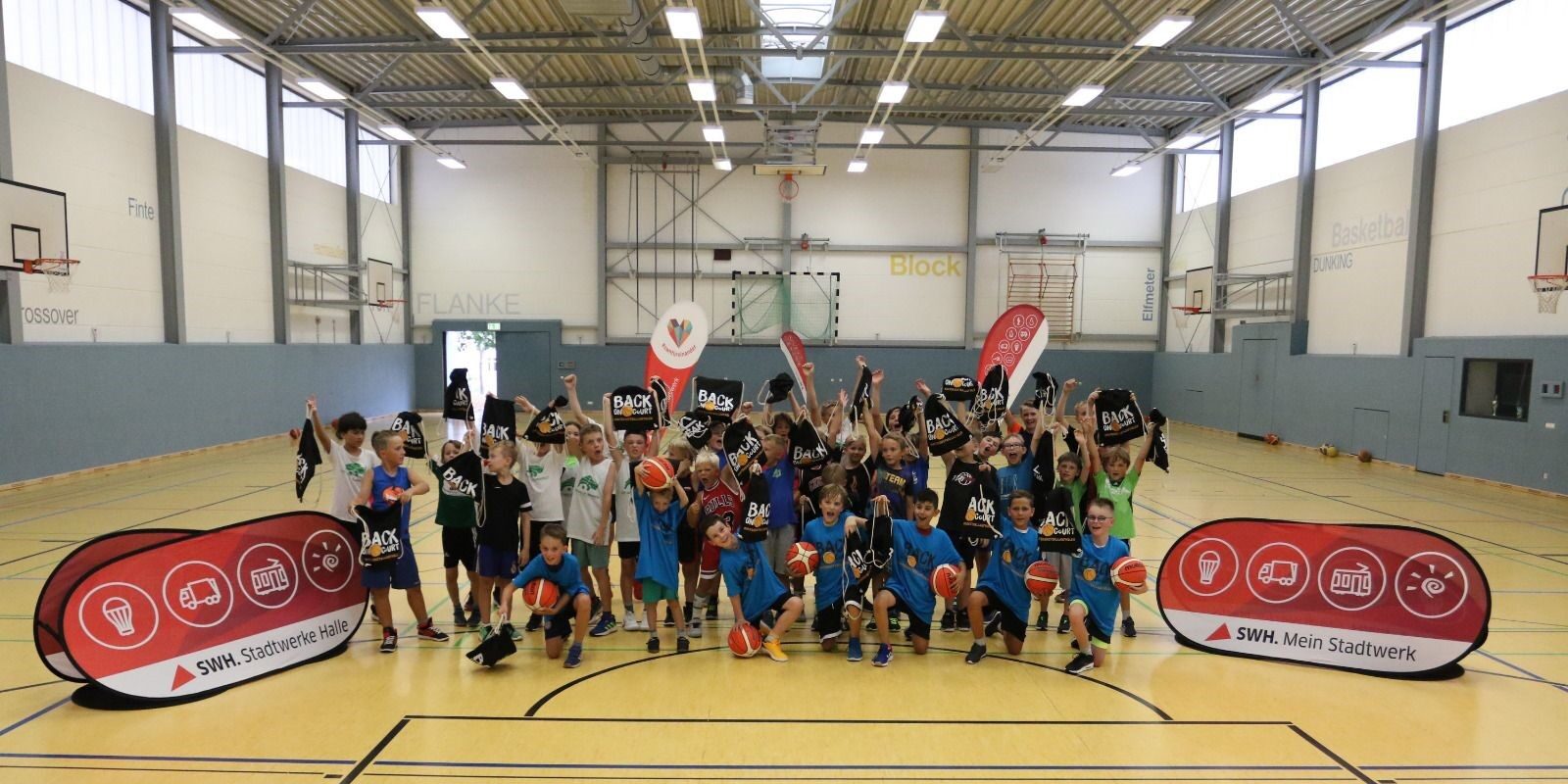 Gruppenbild Kinder mit Basketbällen und Gymbags