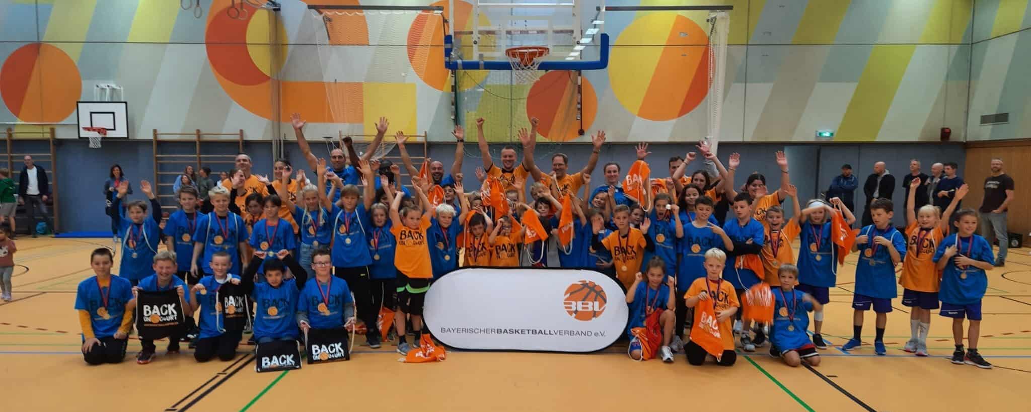 Gruppenbild Kinder und Trainer*innen mit Turnbeuteln