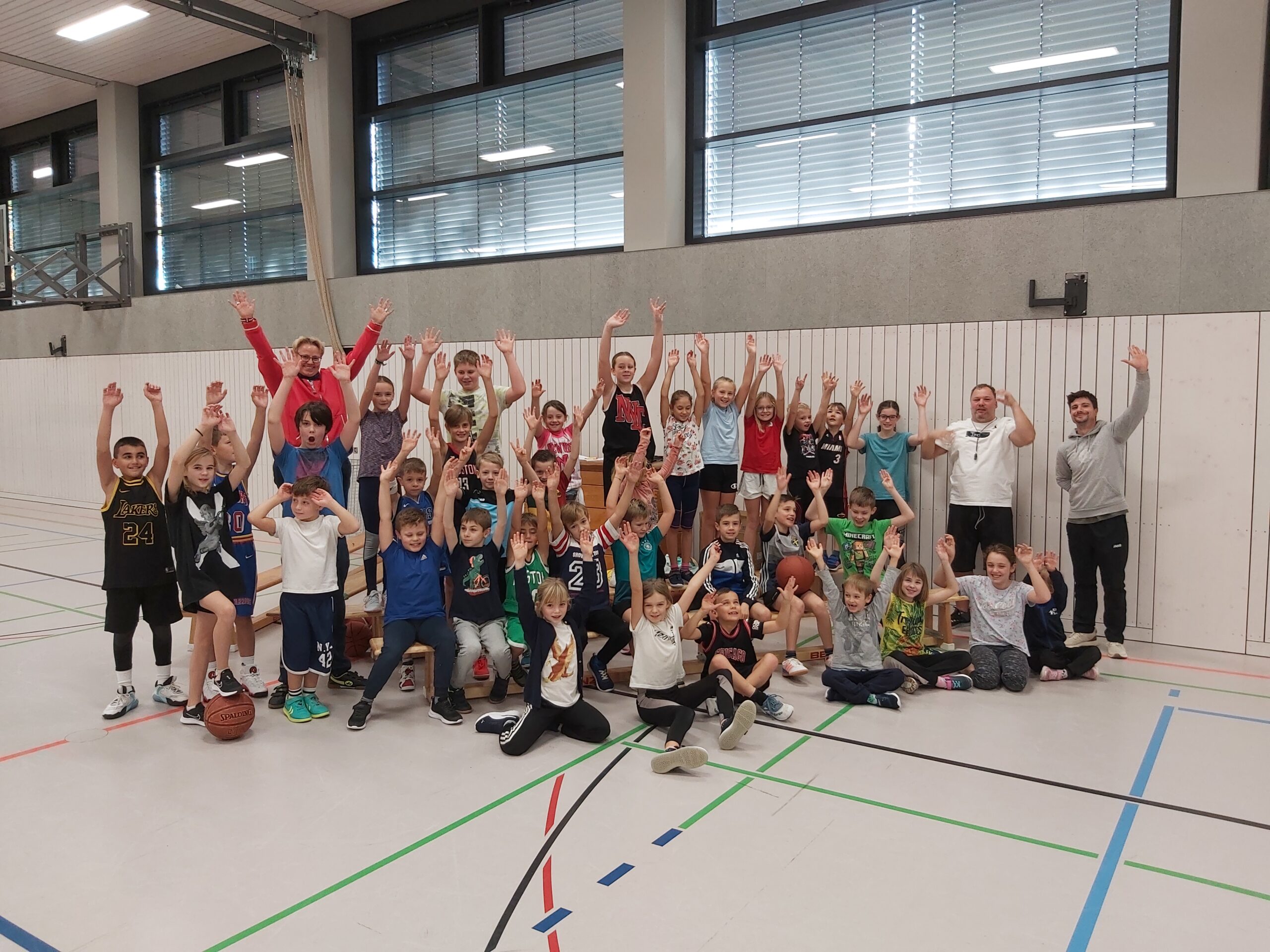 Gruppenbild Kinder und Trainer*innen jubelnd