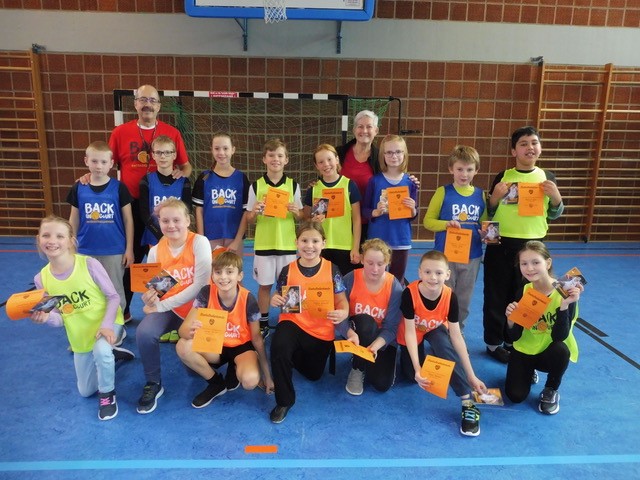 Gruppenbild Kinder und Trainer*innen mit Urkunden