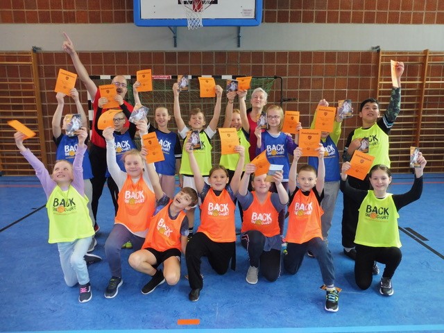 Gruppenbild Kinder und Trainer*innen mit Urkunden