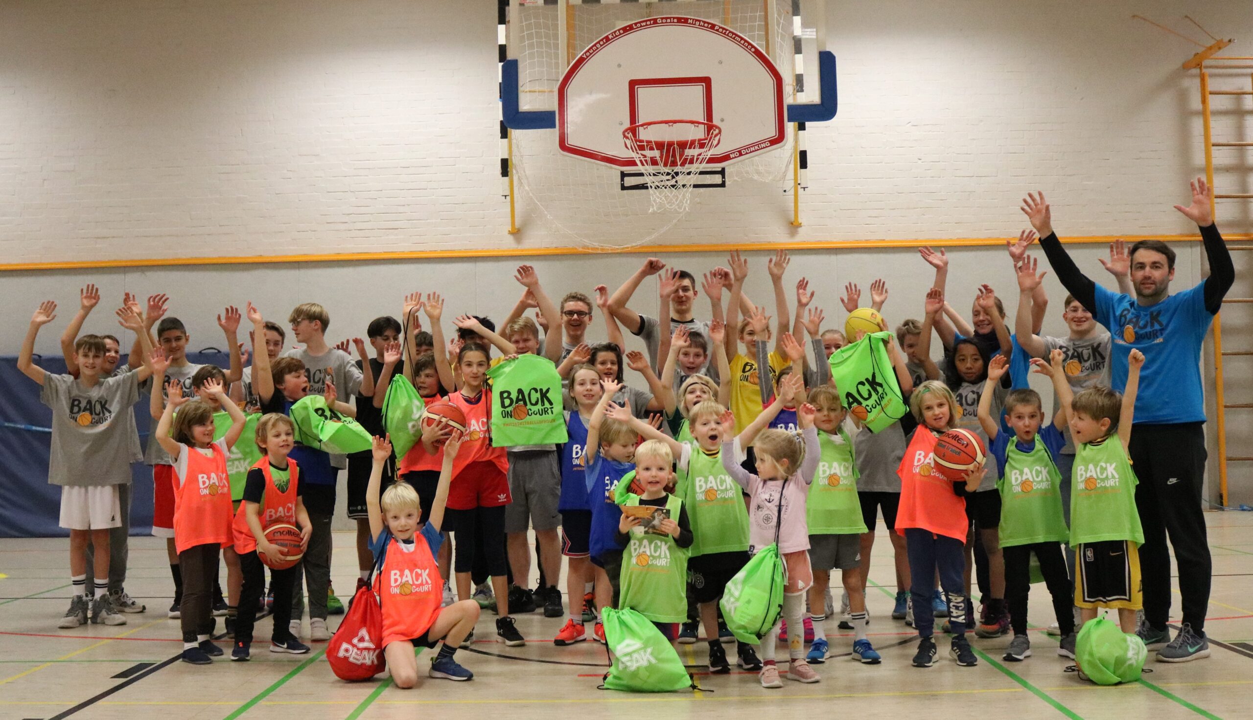 Gruppenbild jubelnde Kinder und Coach