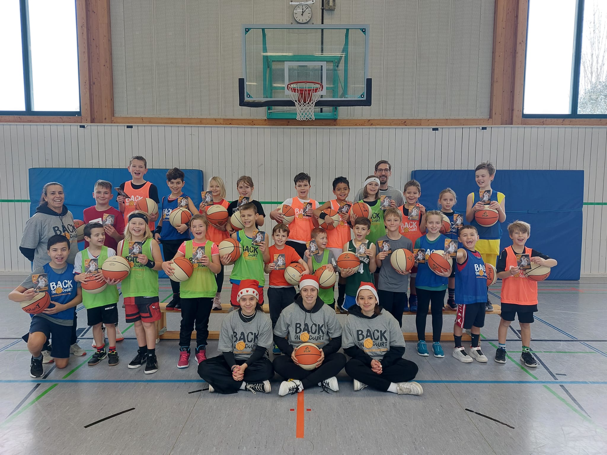 Gruppenbild Kinder und Trainerinnen mit Basketbällen