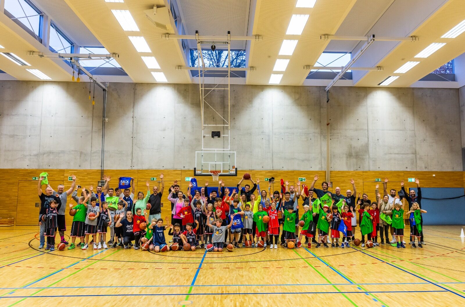 Gruppenbild Eltern, Kinder,Trainer*innen