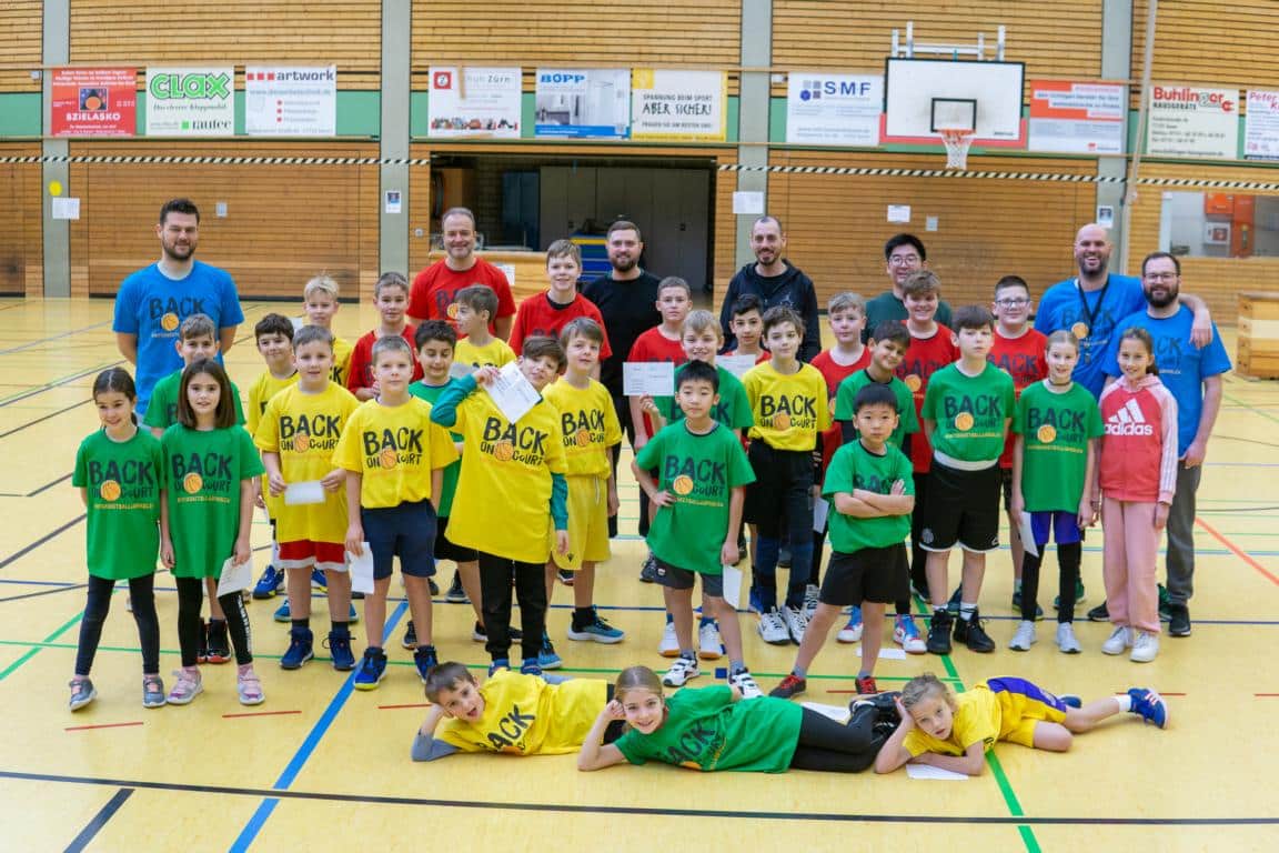 Gruppenbild Kinder und Trainer mit Urkunden