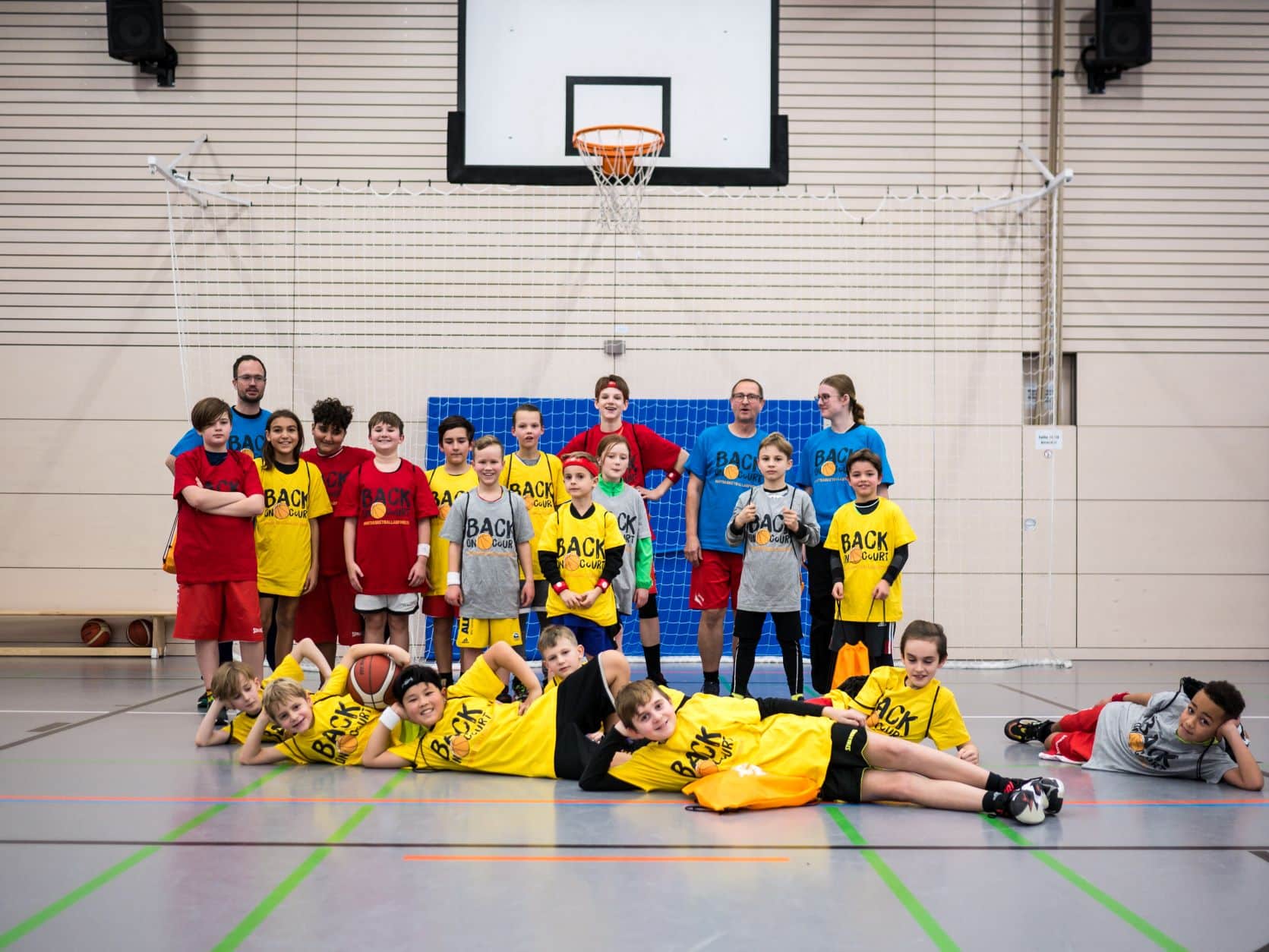 Gruppenbild Kinder und Trainer*innen mit Gymbags