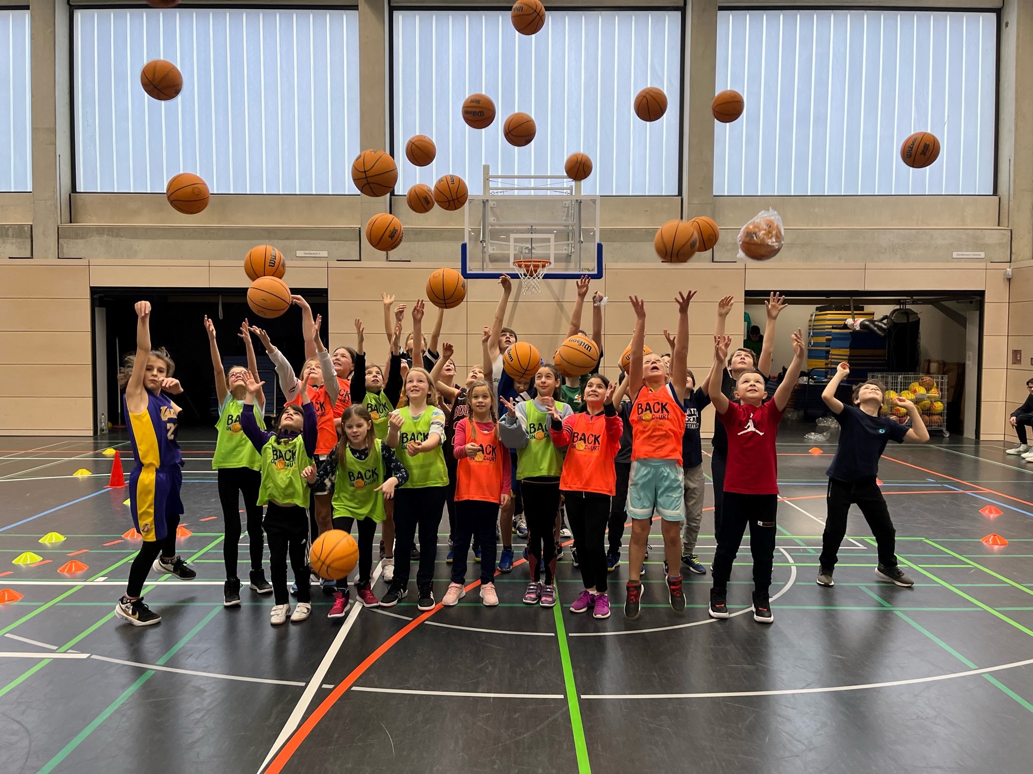 Gruppenbild Kinder Ball hoch