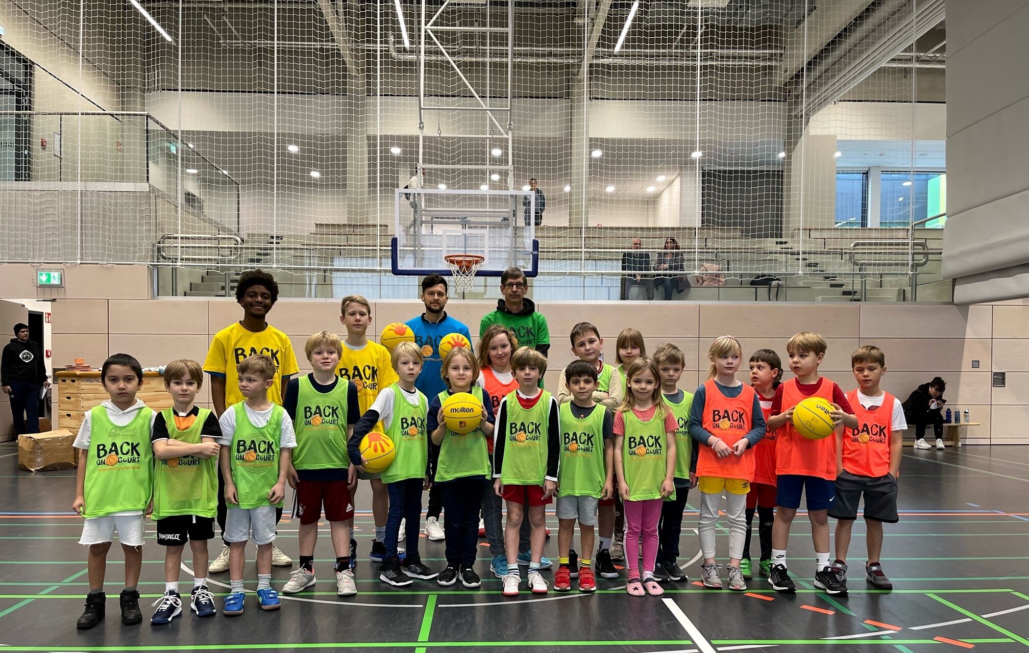 Gruppenbild Kinder und Trainer*innen mit Basketbällen