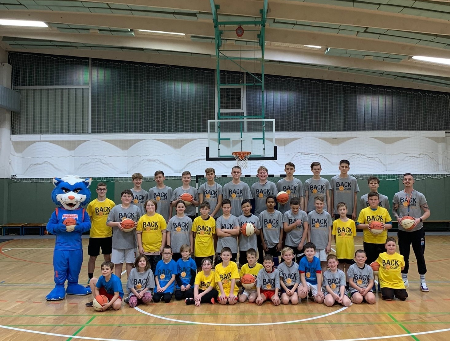 Gruppenbild Kinder, Maskotten, Coaches