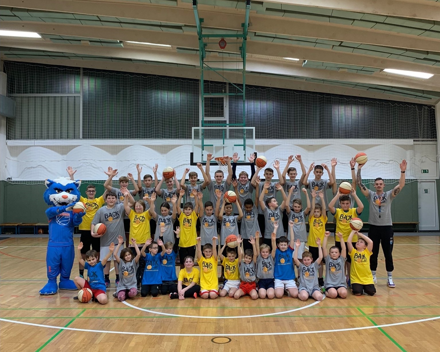 Gruppenbild Kinder, Maskottchen Coaches jubelnd
