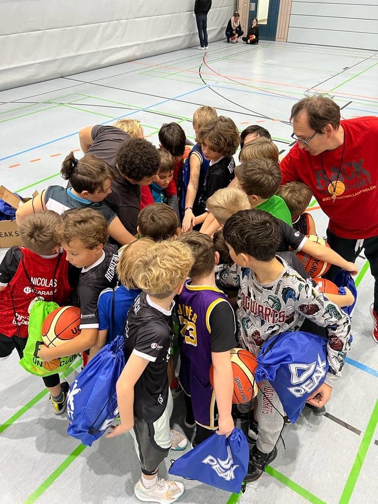 Gruppenbild Kinder und Trainer im Huddle