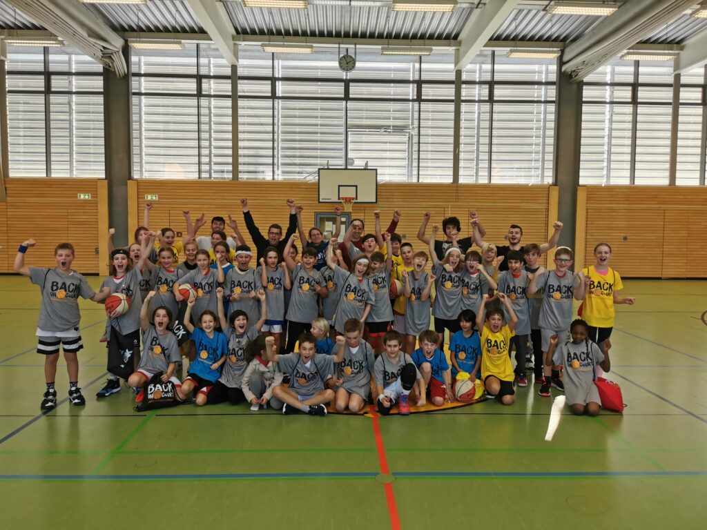 jubelnde Kinder und Trainer*innen