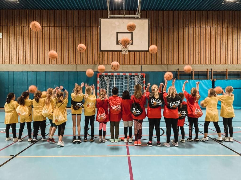 Gruppenbild Kinder werfen Bälle hoch