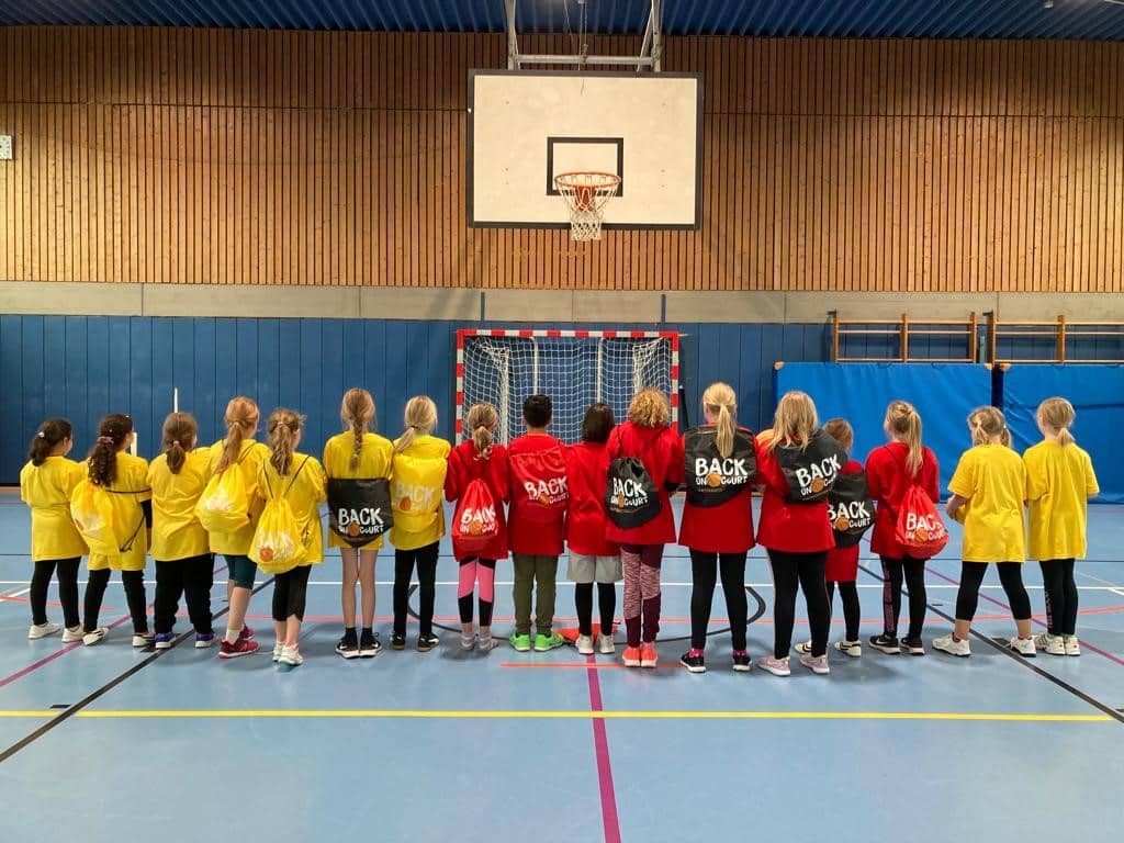 Gruppenbild Mädchen mit Turnbeuteln